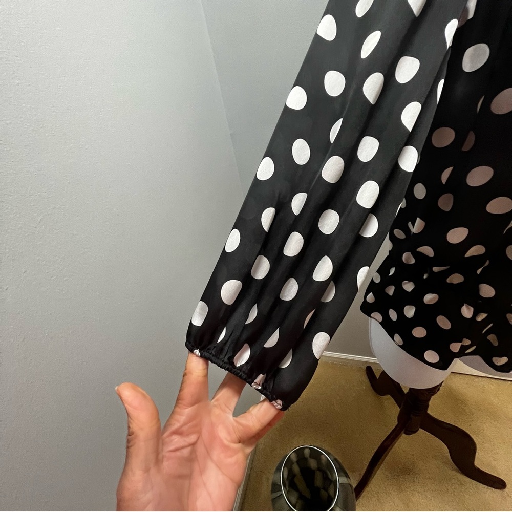 SOLD!🔥Vince Camuto Blouse; Size:XS; Color: Black and White Polka Dot. - Picture 5 of 7